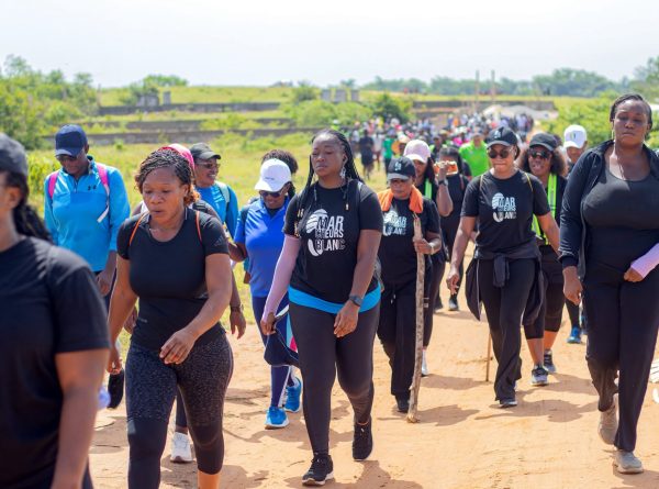 Promotion d’un mode de vie sain : plus de 500 personnes mobilisées lors d’une randonnée pédestre à Cocody