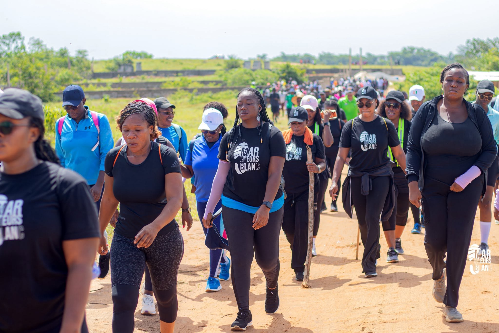 Promotion d’un mode de vie sain : plus de 500 personnes mobilisées lors d’une randonnée pédestre à Cocody